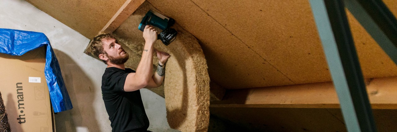 Man voert dakisolatie uit