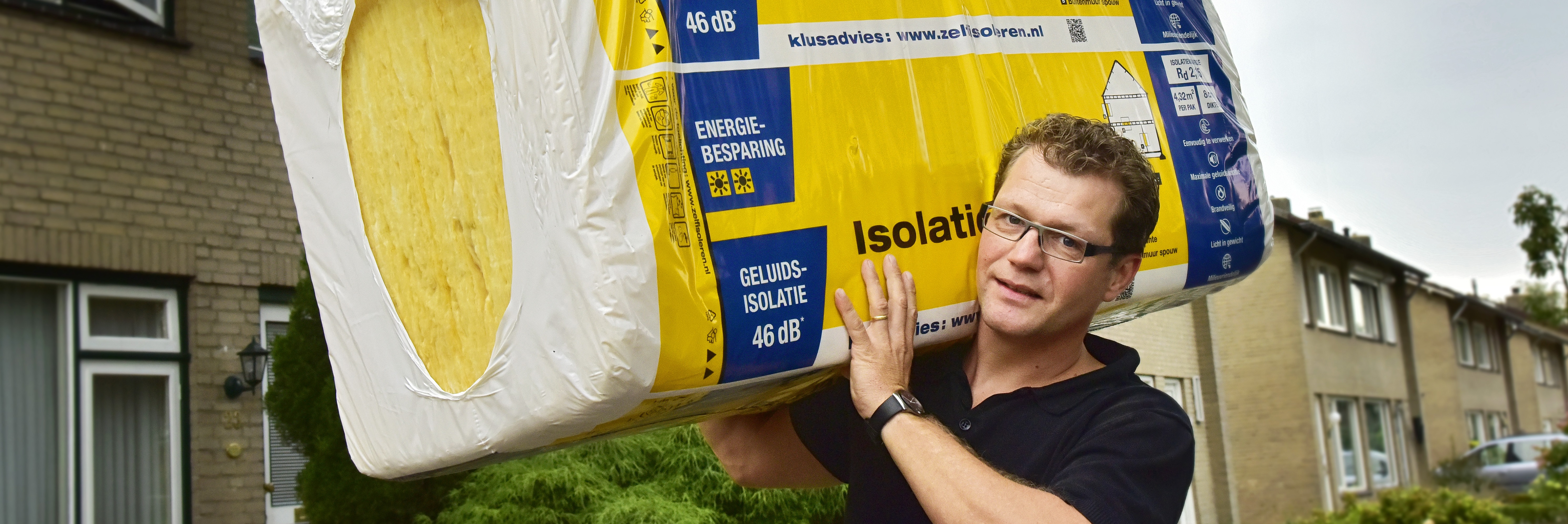 Man draagt isolatiemateriaal op zijn schouder